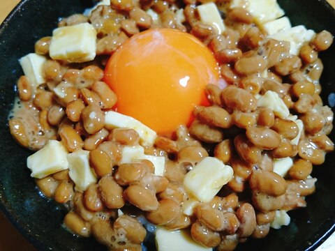 納豆とチーズのフワフワ卵かけご飯